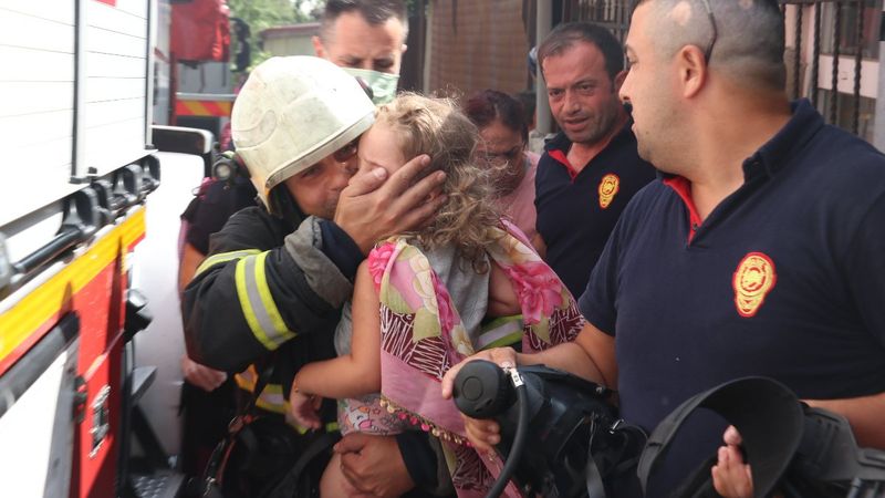 Kocaeli'deki yangında mahsur kalan bebek kurtarıldı