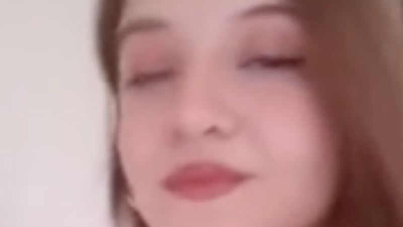 Lenslerini uyumadan önce çıkarmayan genç kızın gözü mantar kaptı