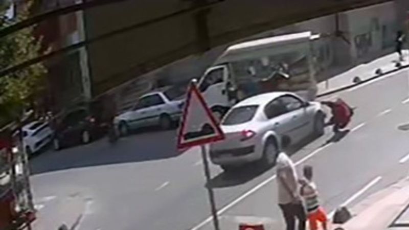 Küçükçekmece'de yaya yolundaki kadına araba çarptı