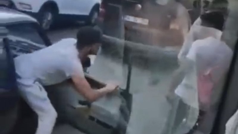 Sarıyer'de İETT şoförünün önünü kesip araca saldırdılar