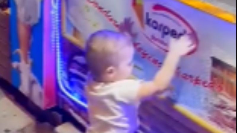 Minik bebeğin maraş dondurmacısıyla imtihanı