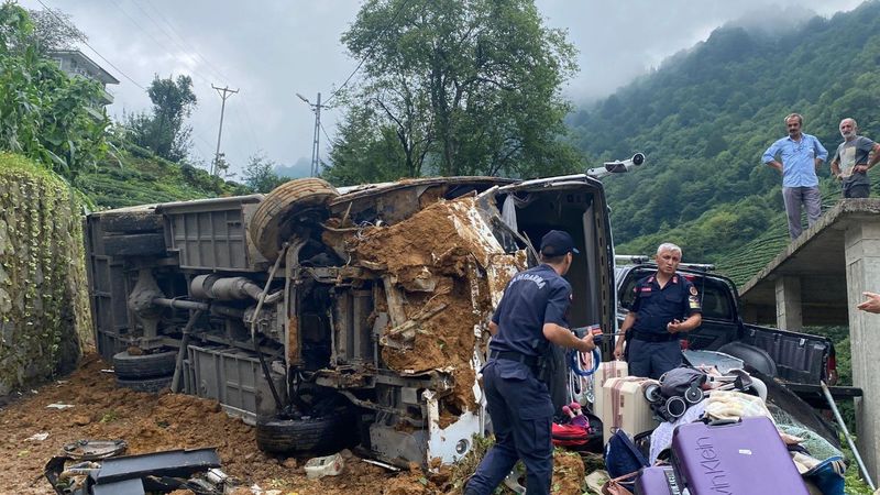 Rize'de tur otobüsü kaza yaptı