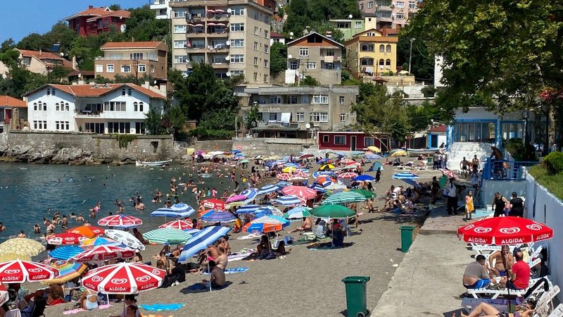 Zonguldak'ta vatandaşlar halk plajına akın etti