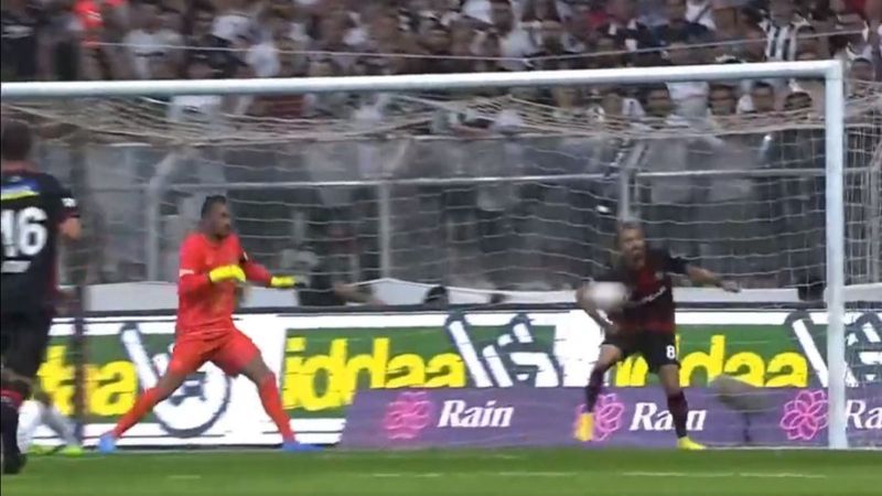 Beşiktaş'ın penaltı beklediği an