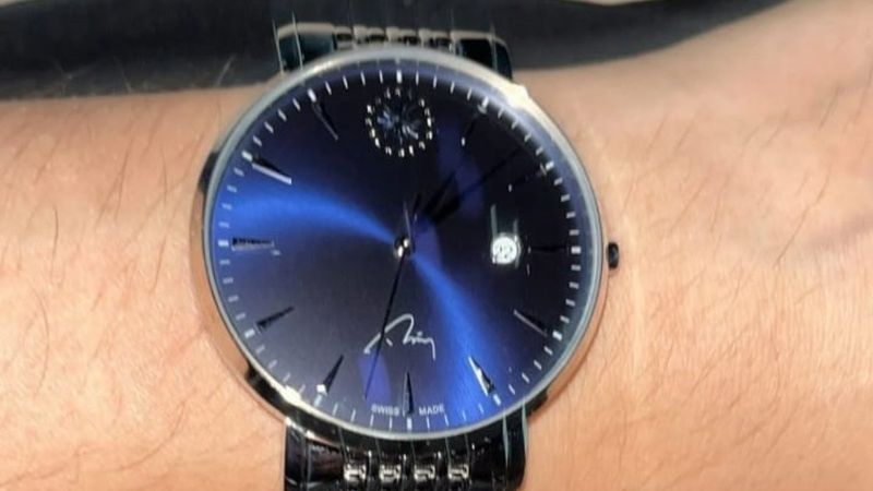 Mesut Özil, Cumhurbaşkanı Erdoğan imzalı kol saatini paylaştı