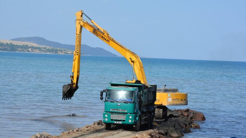 Van Gölü'nde dip çamuru temizliği devam ediyor