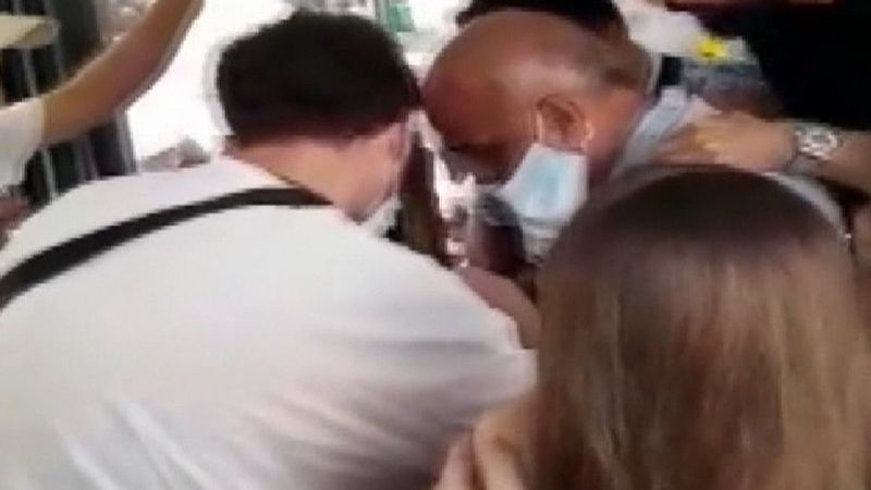 Metrobüste fotoğrafları çekilen kadın, tacizciye tokat attı