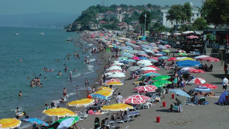 Düzce'de Akçakoca plajı doldu: Antalya ve Bodrum'u aratmadı