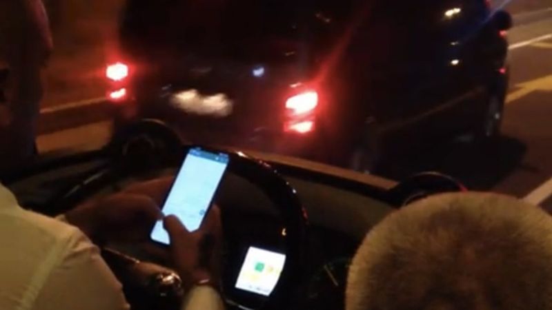 Seyir halindeyken mesajlaşan otobüs şoförü kamerada