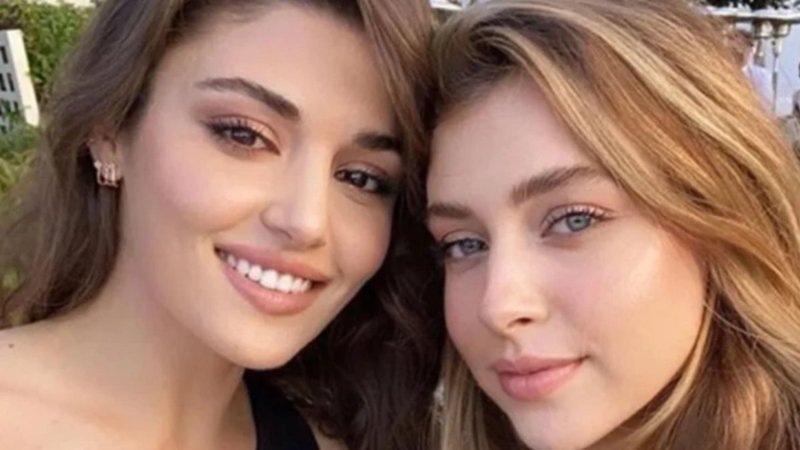 Hande Erçel ablasıyla teknede sere serpe uzandı! Göbek deliklerine inen dekolte...