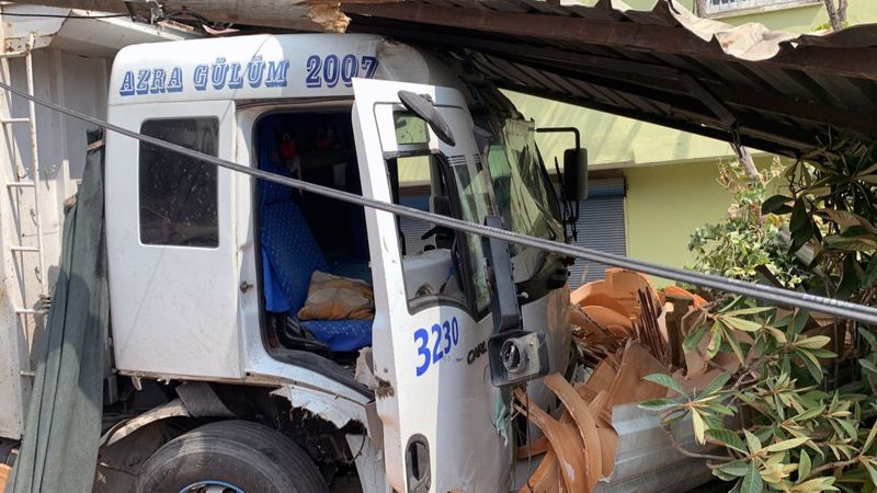 Adana’da bir kişiyi ezen kamyon, fırının odunluğuna girdi