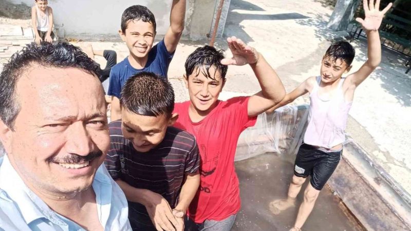 Aydın'da cami imamı çocuklar için traktörü havuza çevirdi