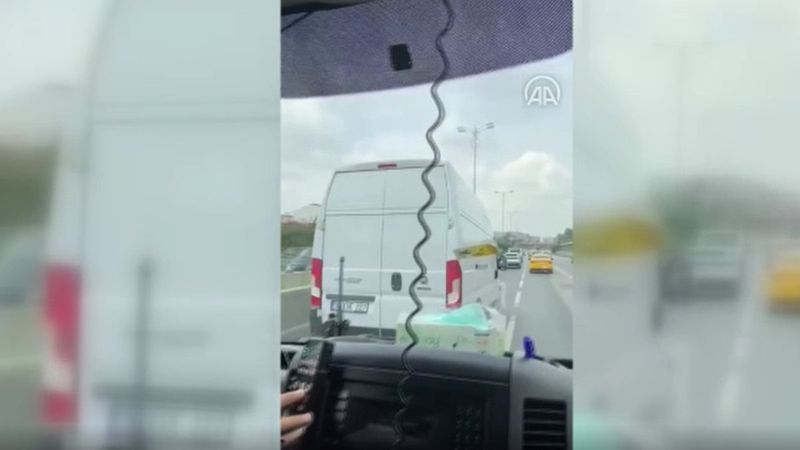 Bayrampaşa'da bir sürücü ambulansa yol vermemek için direndi