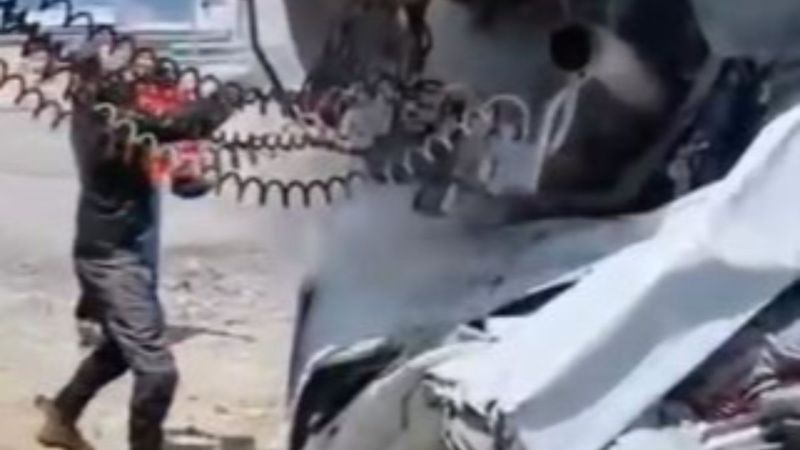 Antalya'da ters dönen tırda sıkışıp ağır yaralandı, yanmaktan vatandaşlar kurtardı