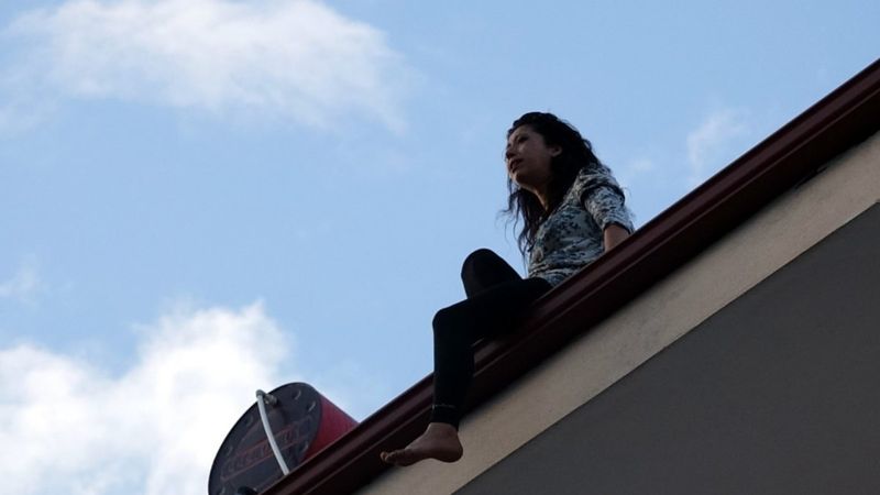 Antalya'da köpekleri elinden alınan kadın çatıya çıktı