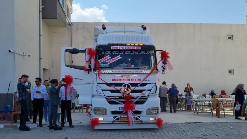 Çorum'da dünyaevine giren çiftin gelin arabası tır oldu