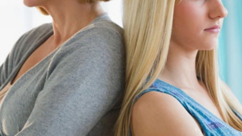 Annesi, Afrikalı erkeklerle ilişkiye giren genç kızdan yardım talebi