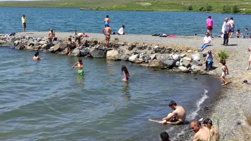 Ardahan'da Çıldır Gölü, sıcaktan bunalanlara nefes aldırıyor