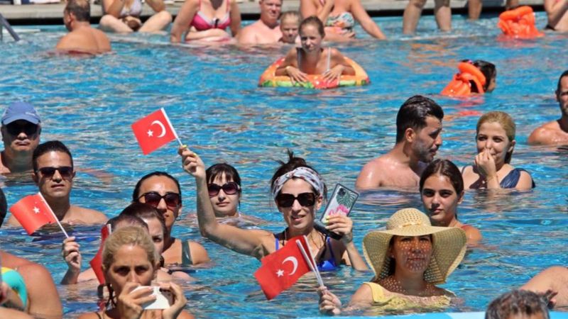 Antalya'da tatilcilerin 30 Ağustos kutlamaları