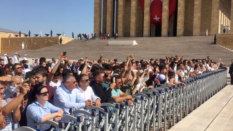 Cumhurbaşkanı Erdoğan'a Anıtkabir'de sevgi gösterisi