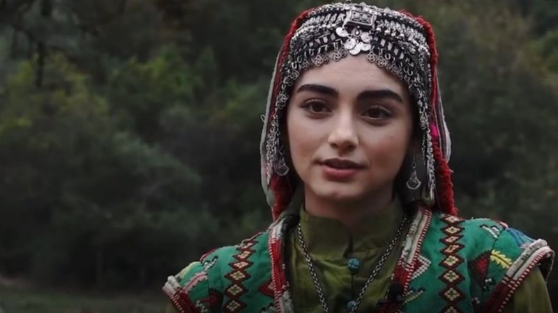 Kuruluş Osman'ın Bala'sı dekoltesini saçlarıyla örtünce... Osman Bey'in aklını alan kareler