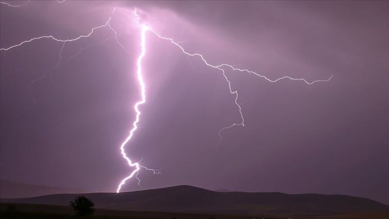 Hindistan'da yıldırım düştü: 17 ölü