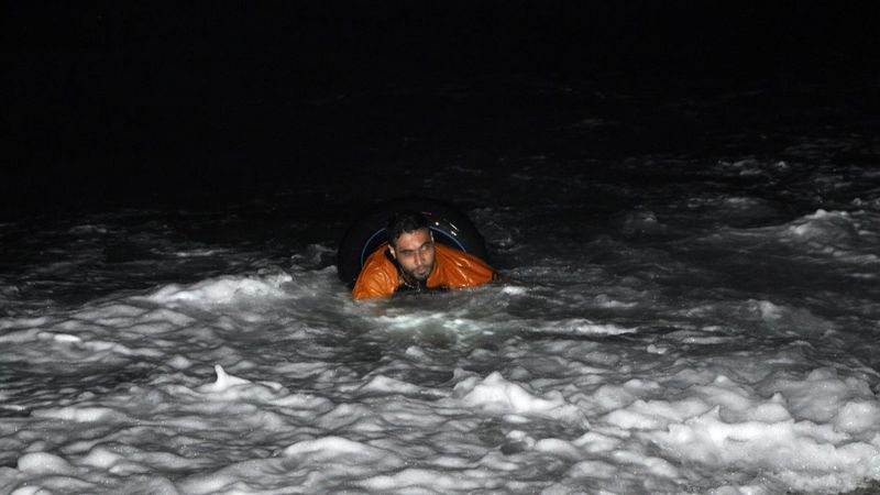 Antalya’da, Kıbrıs’a geldik diye bırakılıp kıyıya yüzen 15 kaçak göçmen yakalandı
