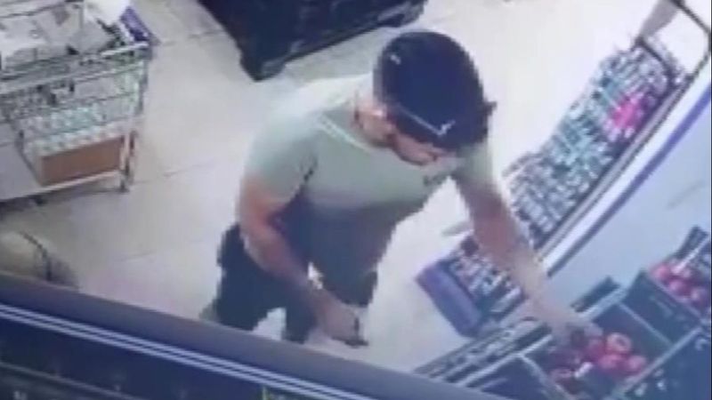 Denizli'de markette unutulan cep telefonunun çalındığı anlar kamerada