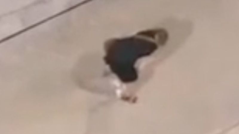 İzmit'te sokakta çömelen kadın tuvaletini yaptı