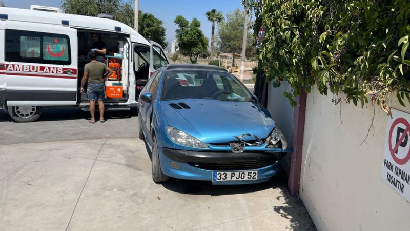 Mersin'de okul duvarına çarpan araç sürücüsü, 3 kişiyi yaraladı
