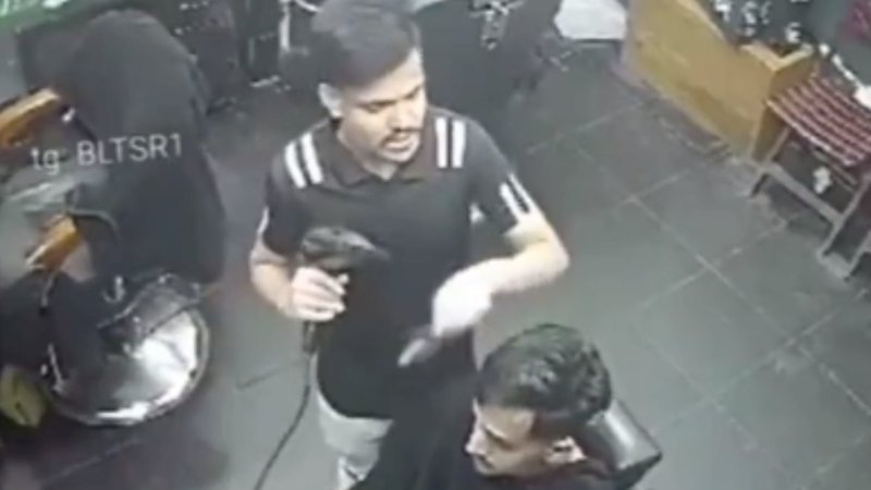 Pakistan'da berberin fön makinesi ateş püskürdü