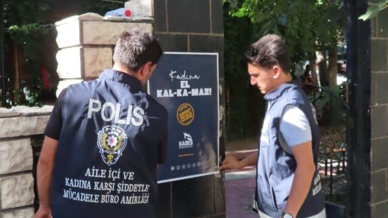 Malatya’da polis ekipleri Kadına El Kalkamaz adlı broşür dağıttı