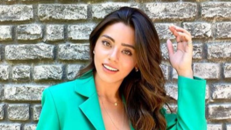 Emanet'ten olaylı şekilde ayrılmıştı! Sıla Türkoğlu minicik elbisesiyle poz verdi...