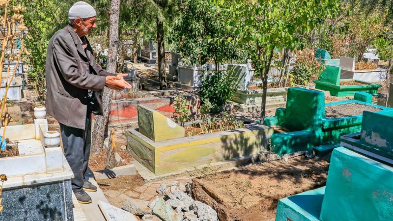 Diyarbakır'da demire ulaşmak için 10 mezarı tahrip ettiler
