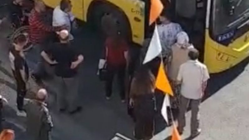 Sancaktepe'de İETT şoförü ile yolcular arasında engelli rampası tartışması