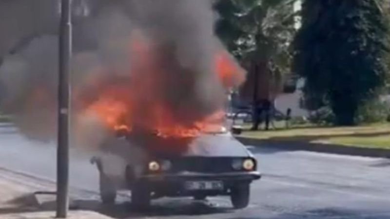 Adana'da sigara içmek isteyen sürücü, aracı yaktı