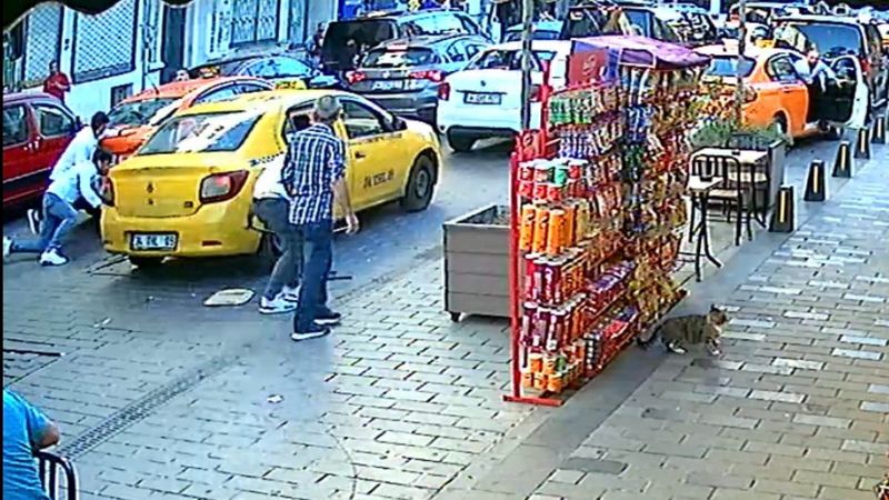Taksim’de alacak verecek kavgası kamerada