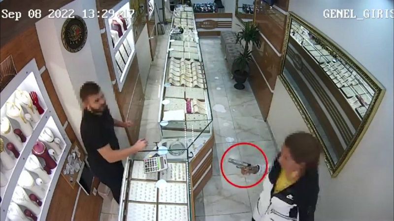 Gaziosmanpaşa'da kuyumcuyu soyan kadın yakalandı
