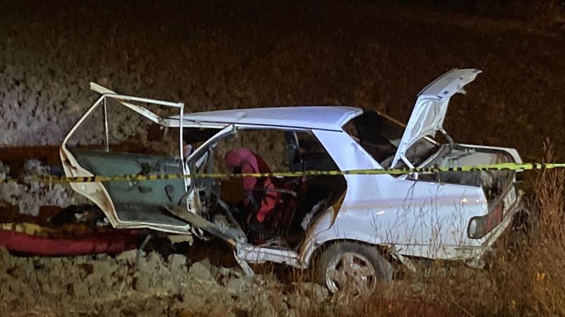 Çorum'da elektrik direğine otomobil çarptı: 1'i bebek 2 ölü, 3 yaralı