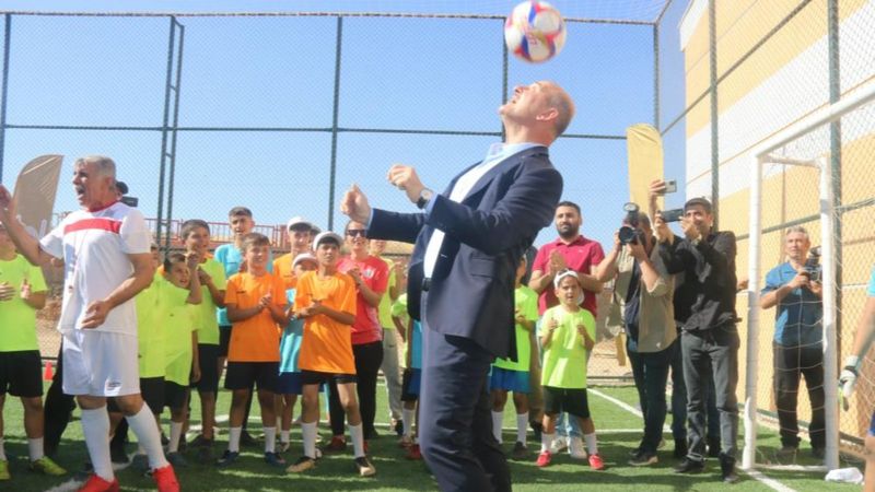 Süleyman Soylu, Mardin’de çocuklarla bir araya gelerek top sektirdi