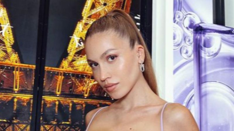 Duygu Özaslan'dan dikkat çeken kombin! 'Göğüslerine ne yaptırdın ya'