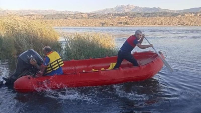 Bingöl'de baraj kapakları açılınca mahsur kaldı