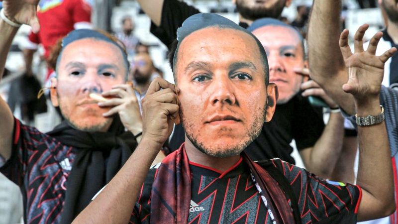 Beşiktaş taraftarı Josef maskesi taktı