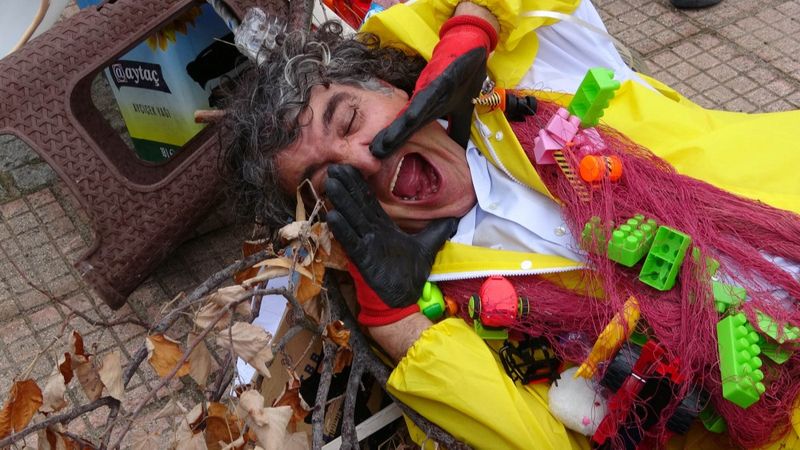 Trabzon'da kirliliğe dikkat çeken dekan, halata bağlı atıklarla yürüdü