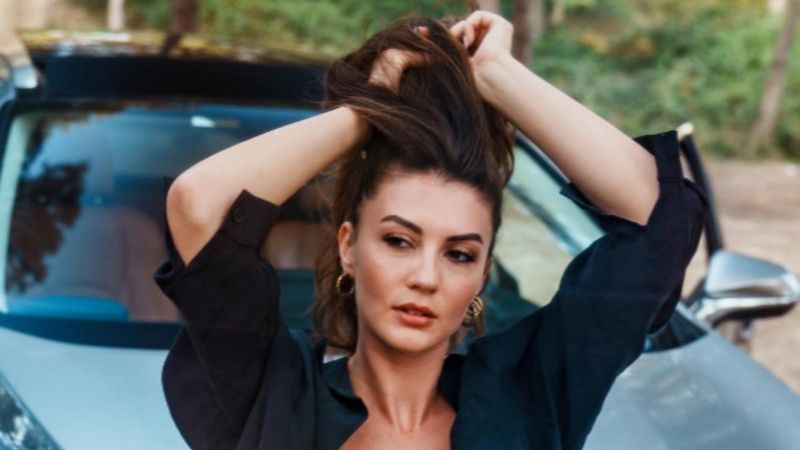 Burcu Özberk göğüs dekoltesinde sınır tanımadı! Son pozu olay oldu... 'Venedik'i sen yaktın'