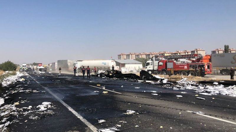 Niğde'de köpük tabak yüklü tırın yandığı anlar