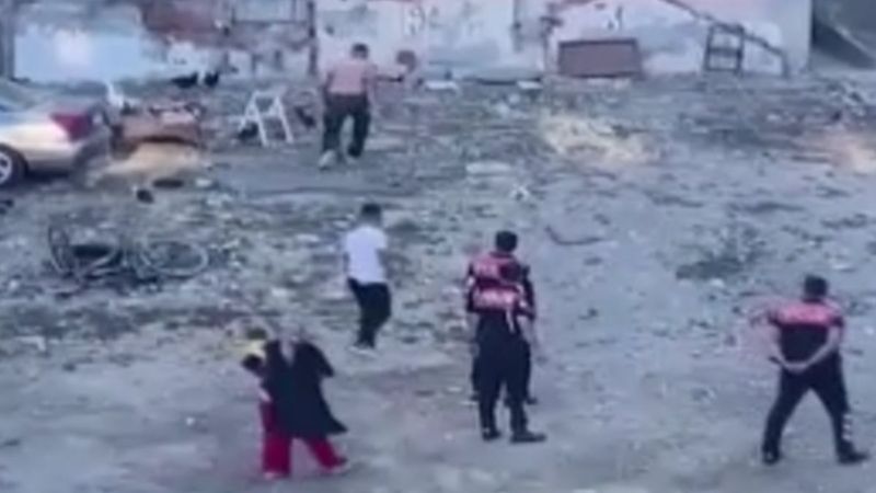 Bağcılar'da uyuşturucu bağımlısı, akrabalarının aracını taşladı