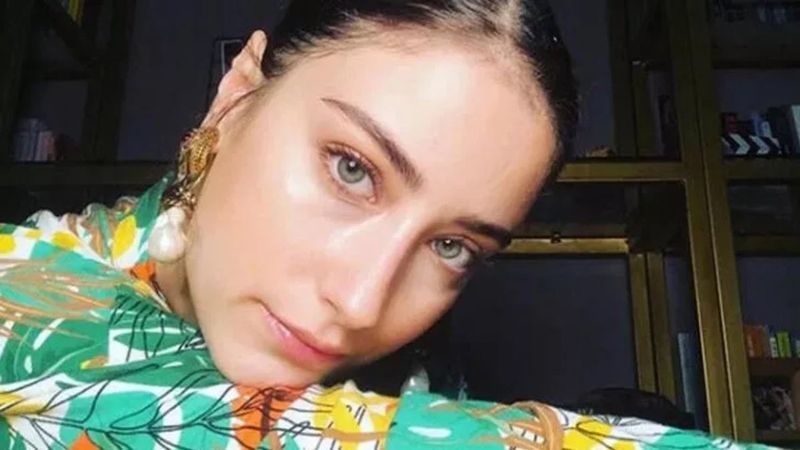 Hazal Kaya mini elbisesiyle salındıkça salındı... 