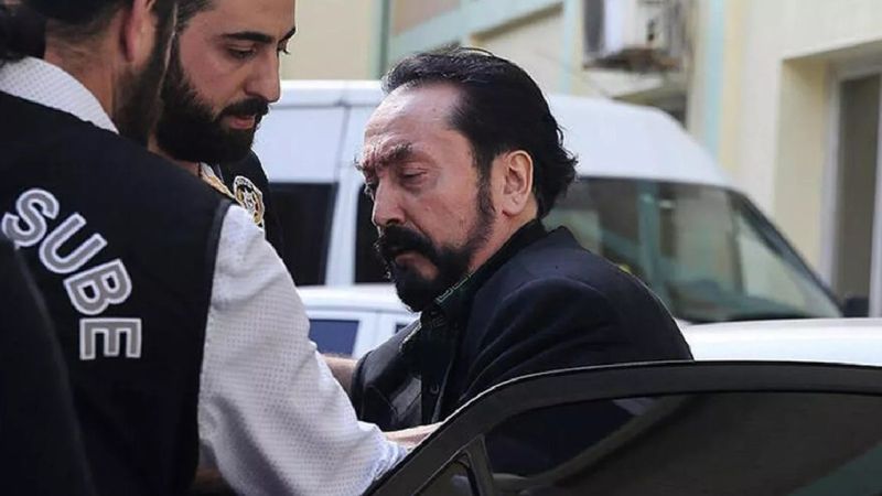 Adnan Oktar davası: Sanıklardan biri Oktar'ın saçını kokladı
