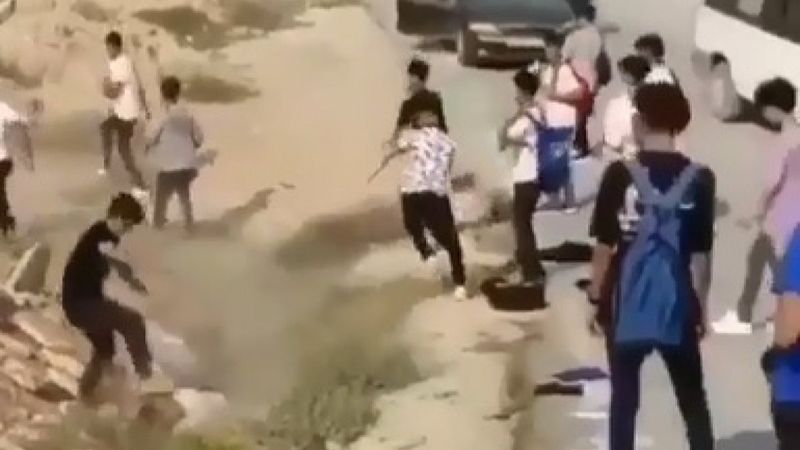 Adana'da liseli gençlerin kavgası kamerada